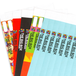 Prezzo di fabbrica Tyvek carta bande impermeabile monouso autoadesivo Tyvek materiale braccialetto per evento Immagine del prodotto
